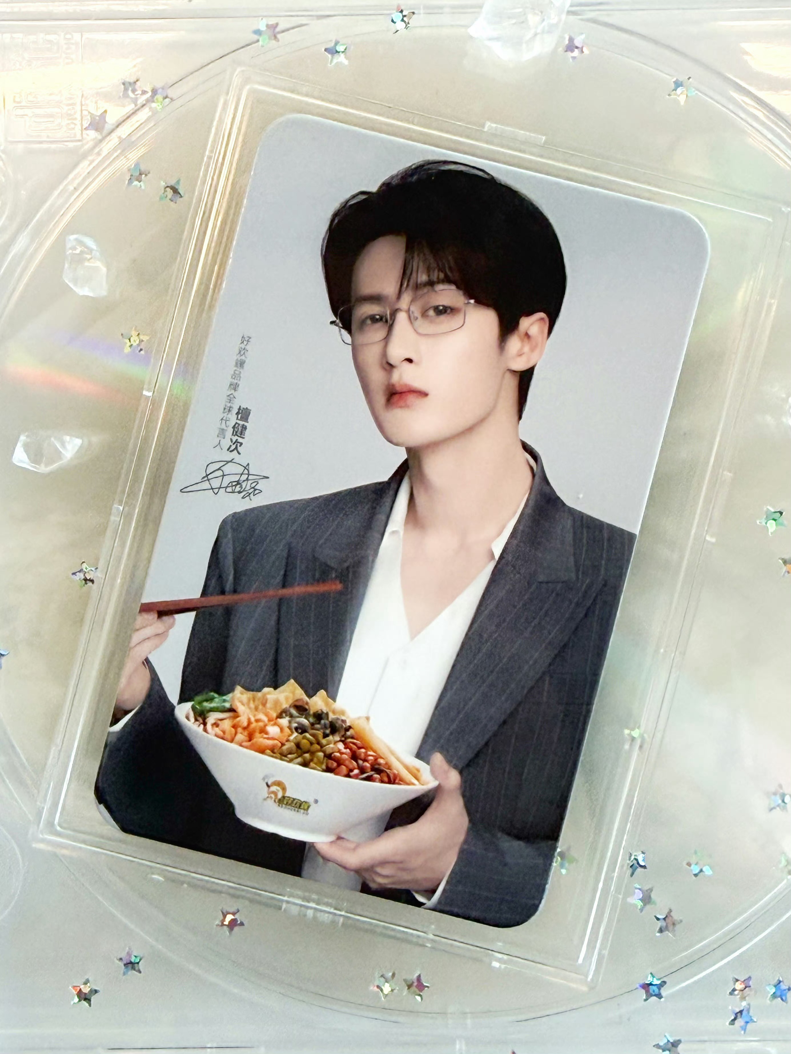 这是在销售螺蛳粉吗怎么关于粉的图片就只有一张其他的都是帅哥 