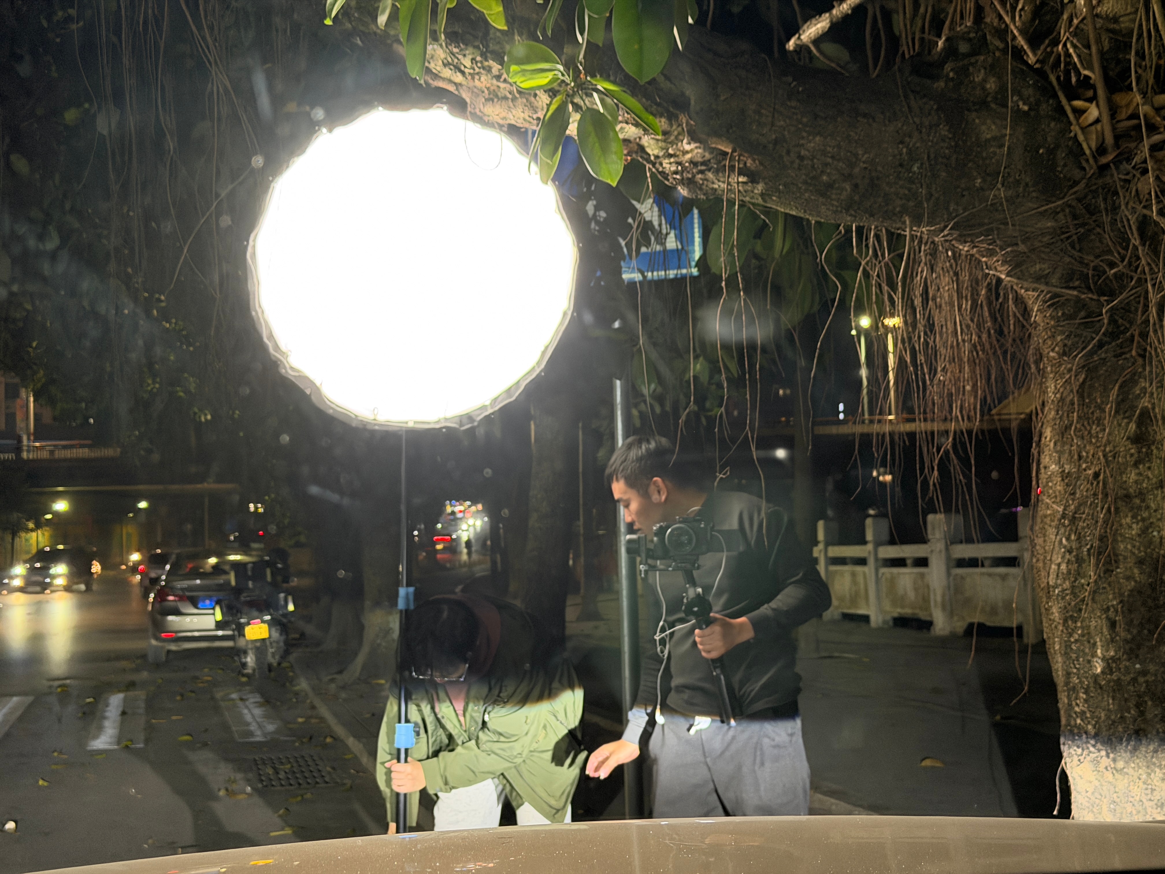 每次在街边拍摄都会引来好多目光，哈哈哈哈哈哈！隔壁阿姨偷拍了很久了！汽场全开