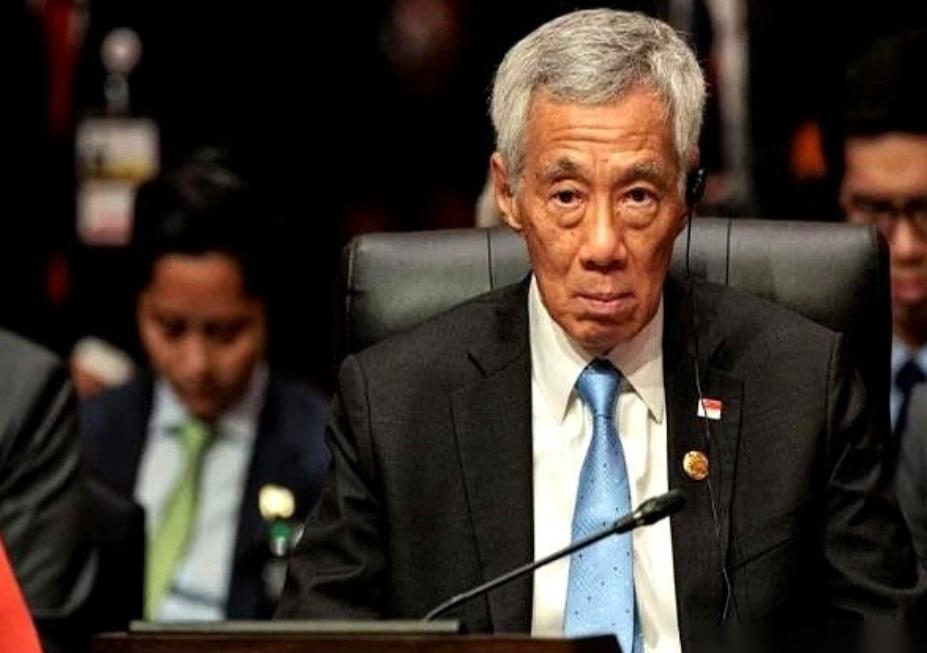 印尼的货船，以前去趟中国，得先在新加坡那儿拐个大弯，卸货、报关、再装船。
新加坡