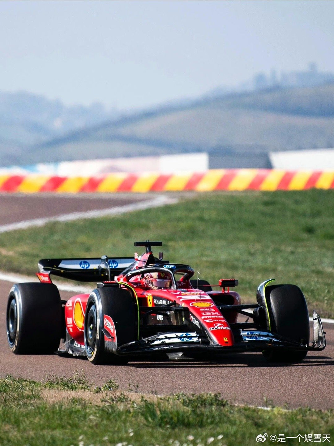 上海为周冠宇把中国骄傲写在夜空 从童年赛道到国际赛场，周冠宇初心未改。上海用光影