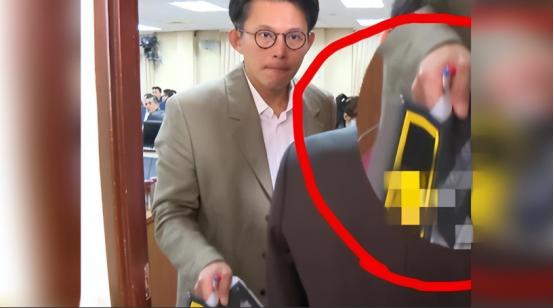 情况不妙！赖清德要抓黄国昌入狱，柯文哲暴露真面目、背刺郑丽文
 
1 月 22 