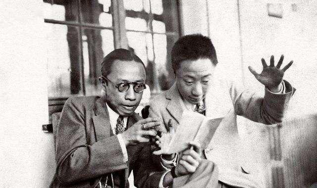 在1921年的北京，紫禁城这座历史悠久的皇宫内，一件前所未有的新鲜事物悄然登场—