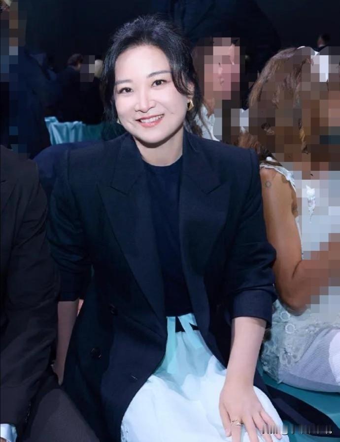 米兰街拍生图直接刷屏！贾玲一身黑色长衣亮相男装周，瘦下来的身影利落带风。不少网友