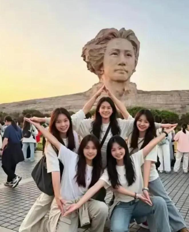 2026年8月初，5名二十来岁的重庆女孩专程赶到长沙，在橘子洲头的青年毛泽东艺术