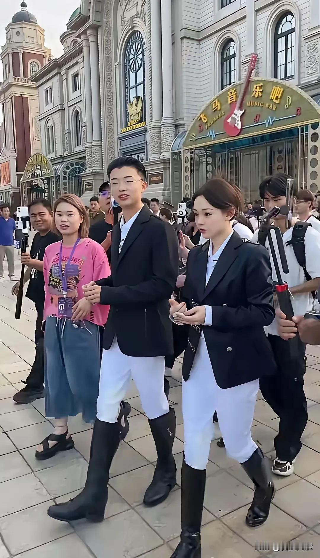 千万网红郭有才老师早年一边卖烧烤，一边坚持直播唱歌。如今草根逆袭，终于大红大紫，