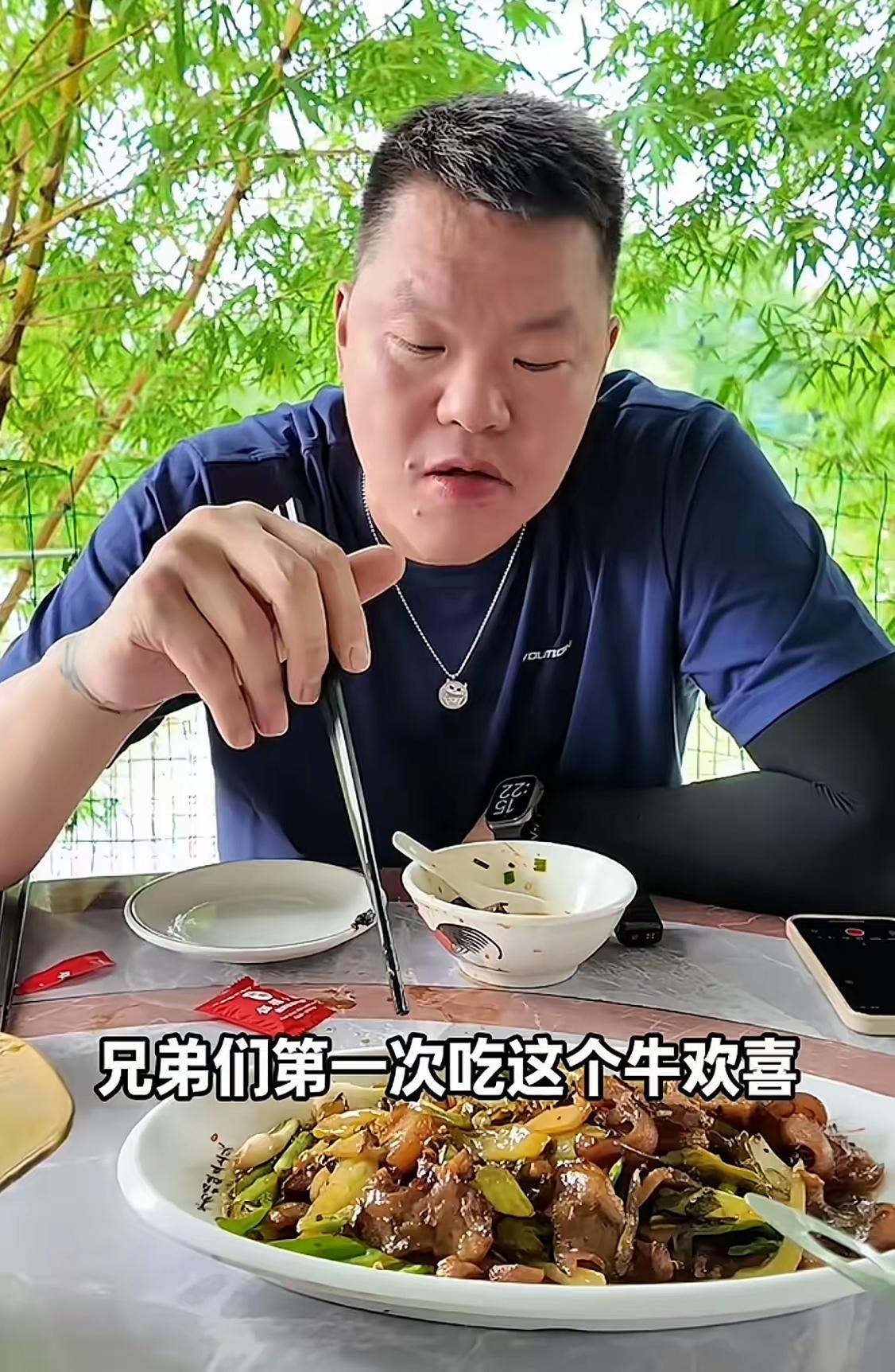 朱总你好歹也是从广东宏远俱乐部总经理刚退下来的呀！
做吃播可以选择的也是非常多的