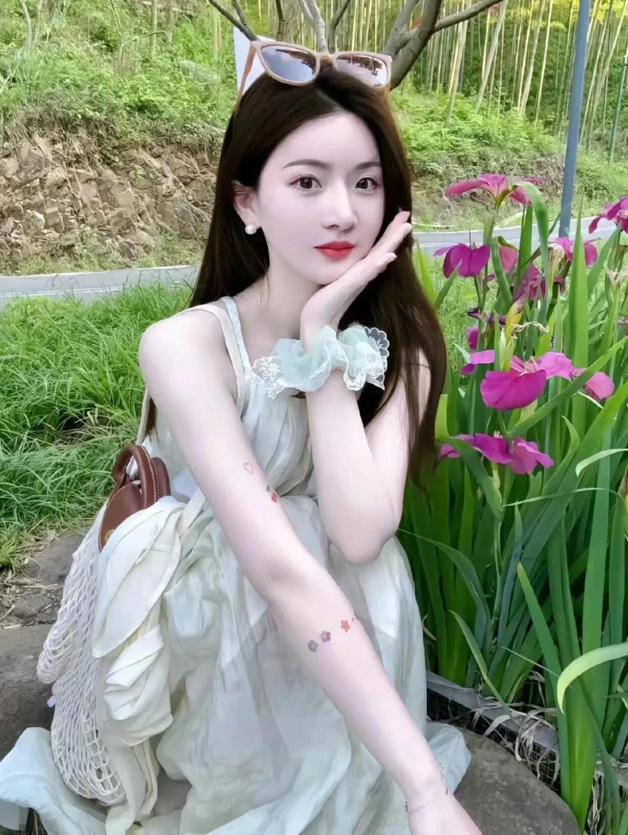 白衣翩翩#素手轻抚#温柔如水#清丽如诗#清丽脱俗