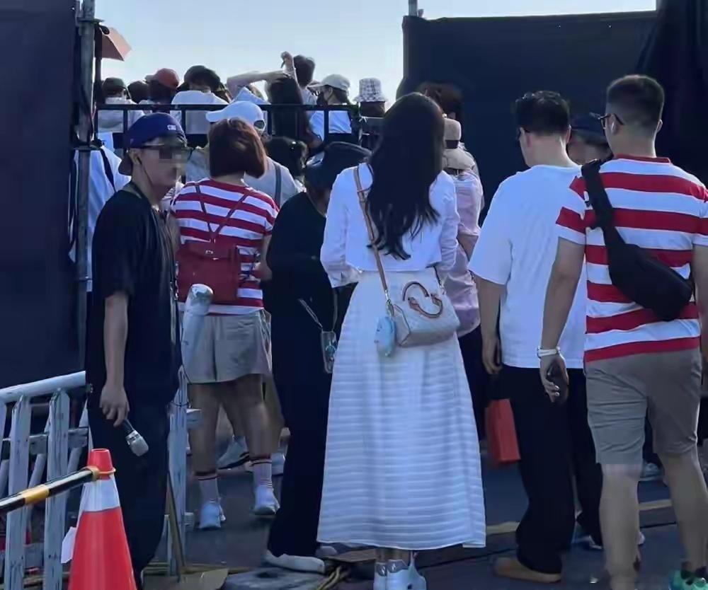 任家萱带男友儿子看演出，背爱马仕穿短裤露出疤痕，腰果并不害怕 ​​​