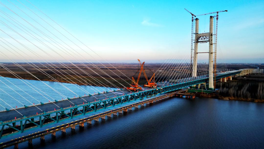 “黄河第一跨”成功牵手