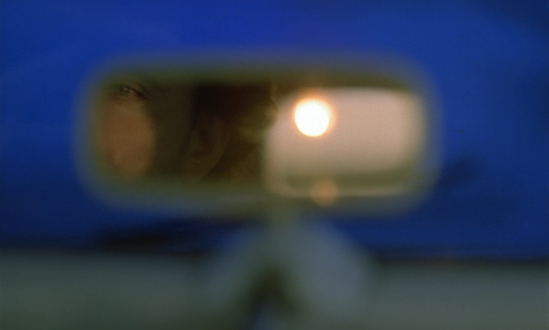 嘲笑、贬低一切，从不热衷于任何事情，没有任何寄托。就像一个无能之人，自己无法体验