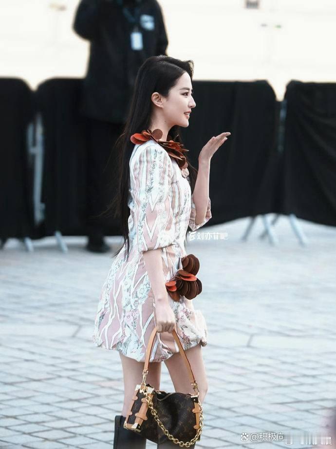 刘亦菲氛围感写真大片释出，清冷气韵浑然天成，眉眼温婉精致，每一帧都尽显绝代风华 