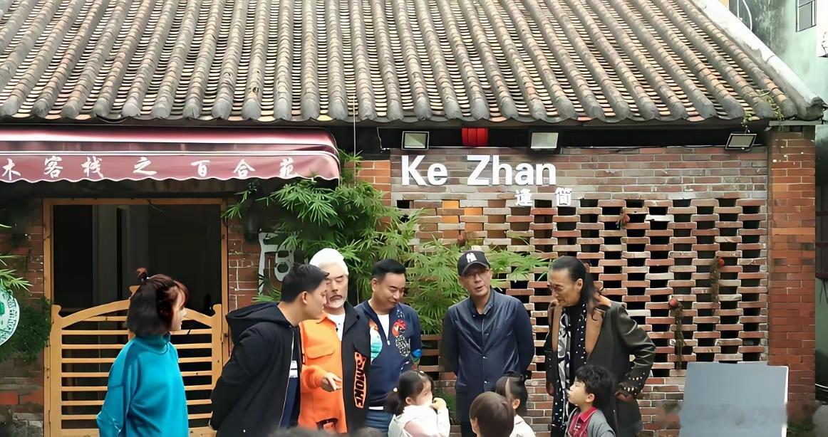 李锐的聪明不仅是早早离职去创业他还会识人，和谢贤拜把子，这个决定是真好谢贤与李锐