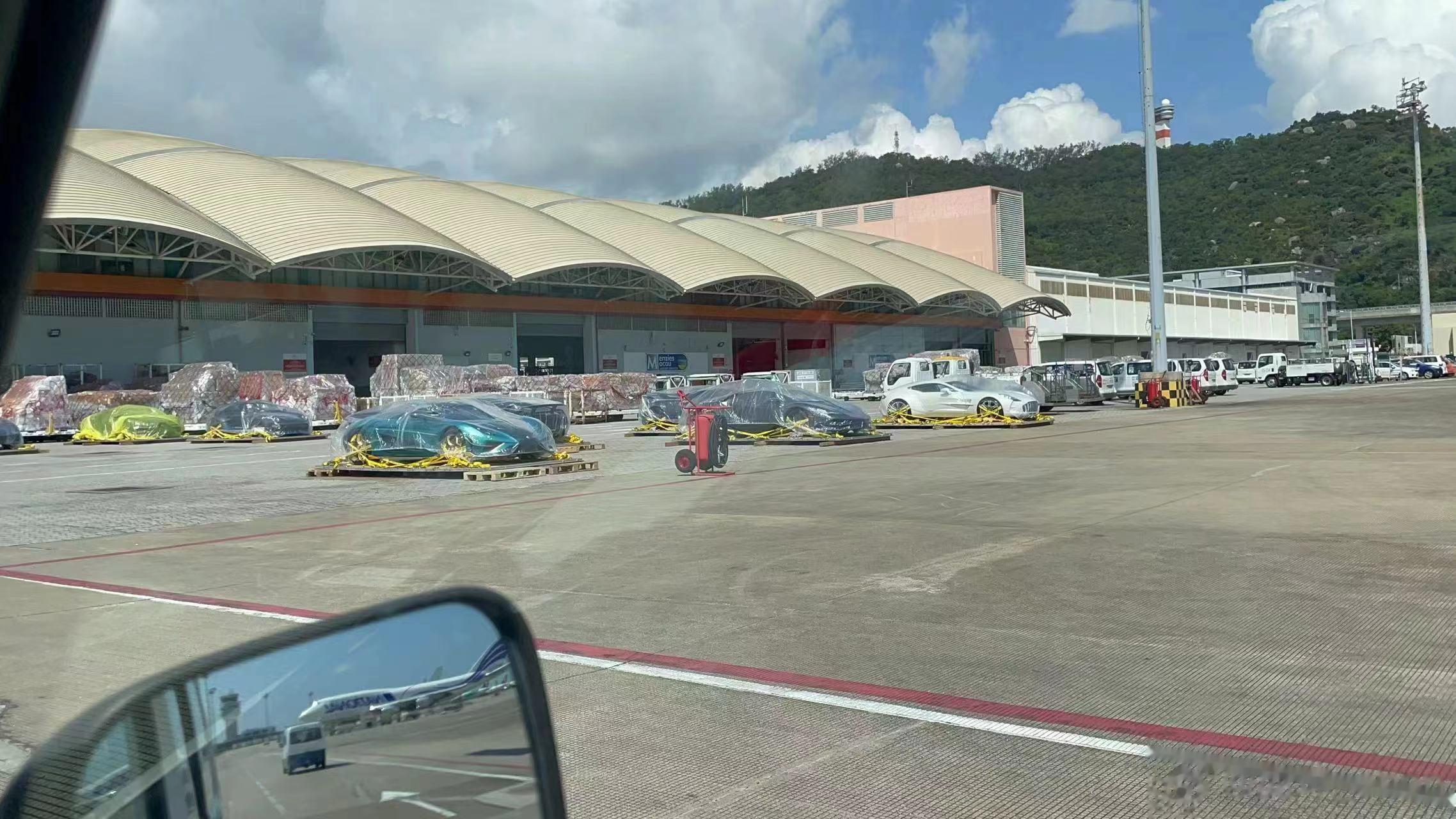 这两天的热闻，一批神车抵港，包括Chiron、Huayra，Regera，Sab