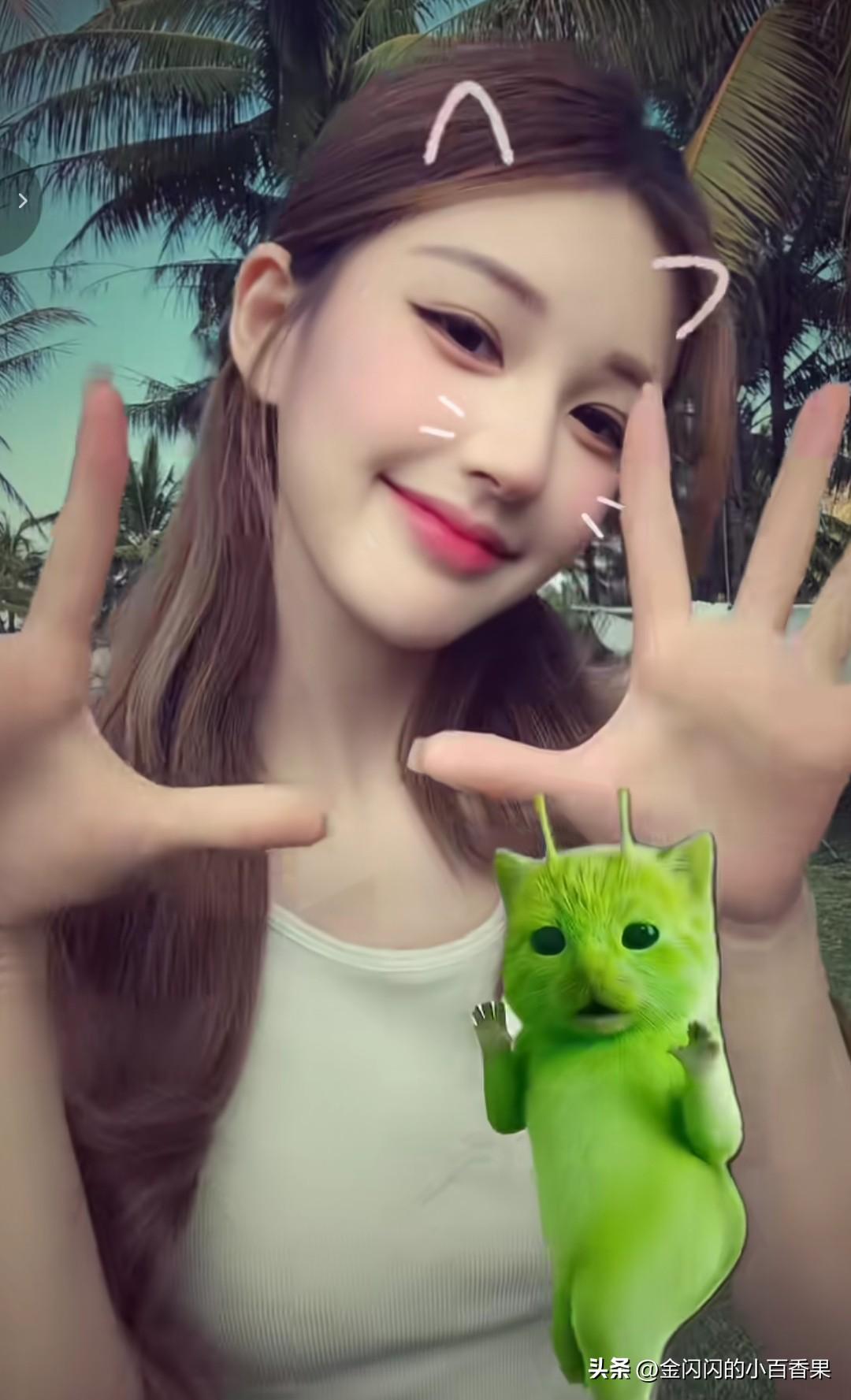 赵露思这波椰风甜妹风+外星小绿猫的组合，两个小时直冲56万赞，绝对是天花板级的爆