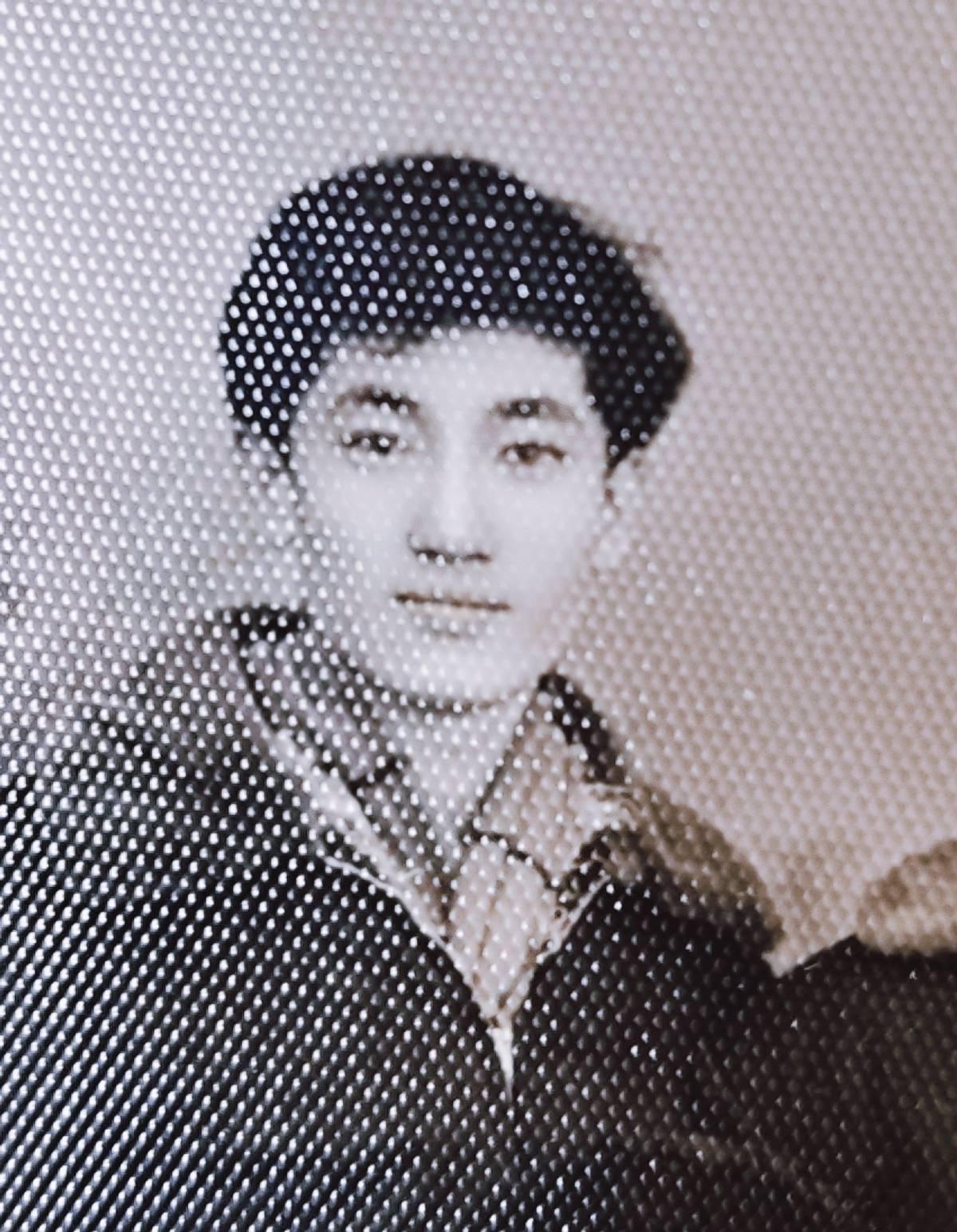 我的二嫂，在旁人眼里，和我高大帅气的二哥，怎么看都不般配。
二哥是校篮球队和排球