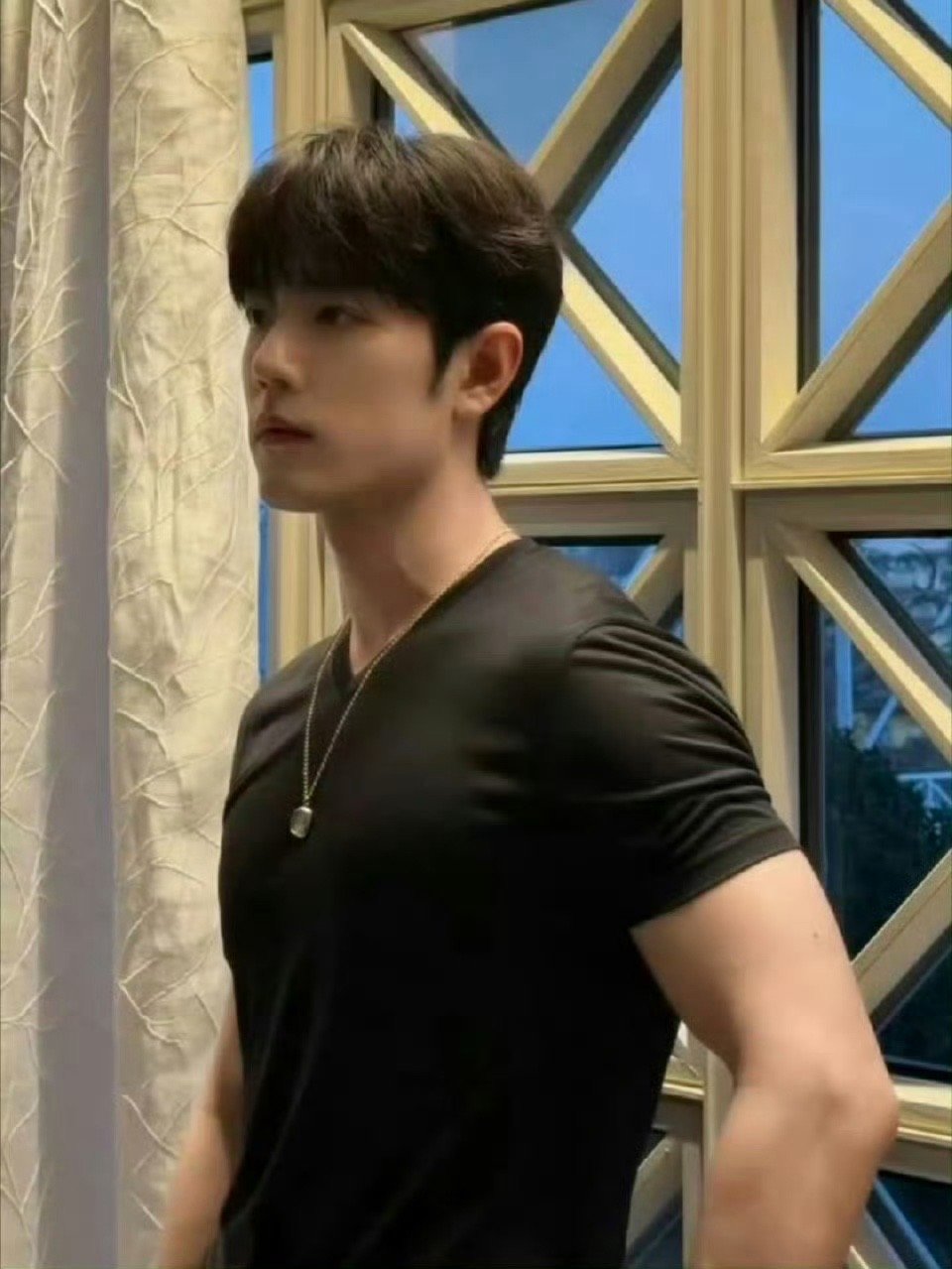 肖战穿的是纯黑T恤，不是连体，这都有人传谣肖战连体T恤