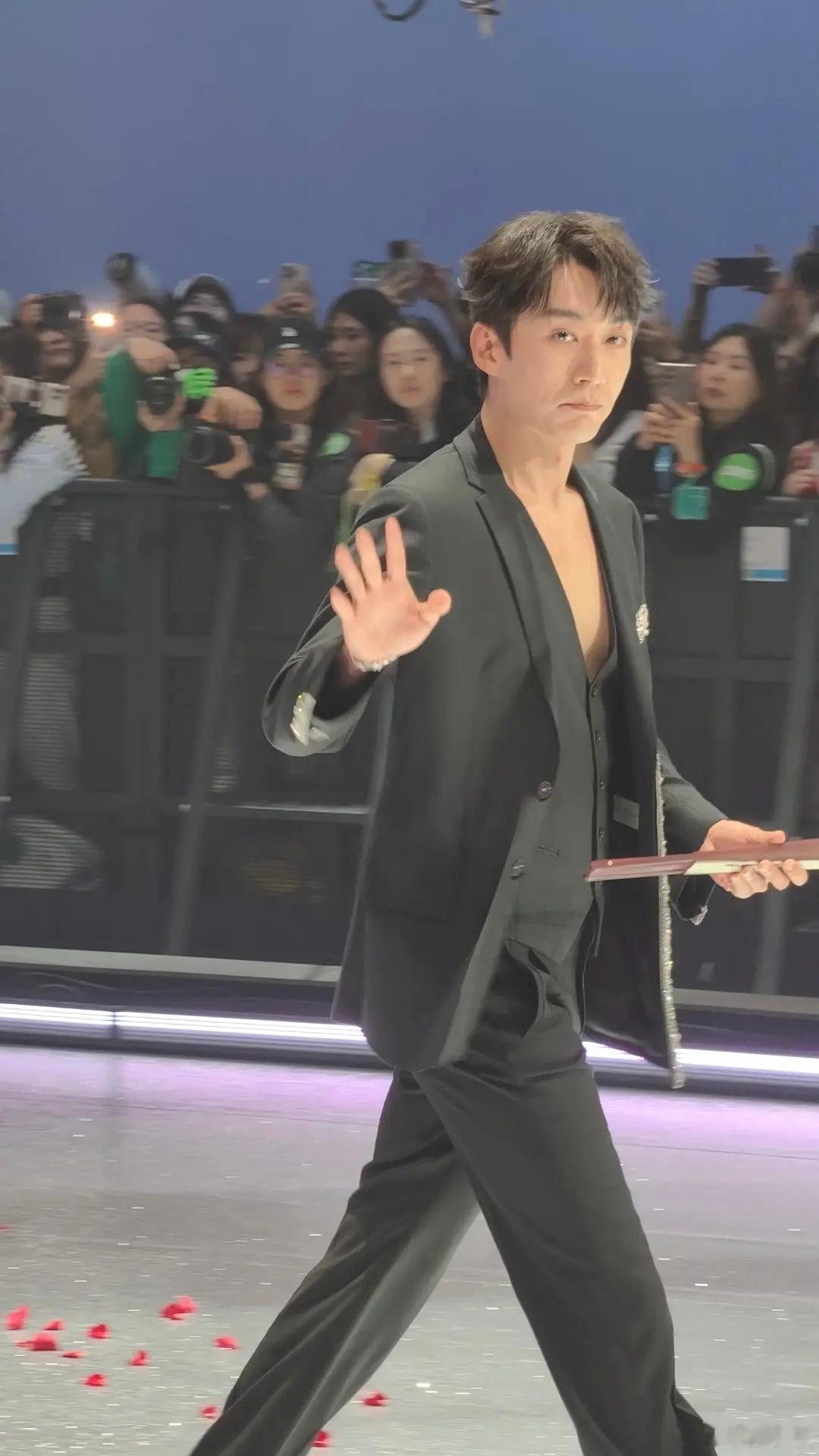 学义老叔这。。有一种年轻人开趴体突然冒出来个家长的扫兴尖叫之夜红毯