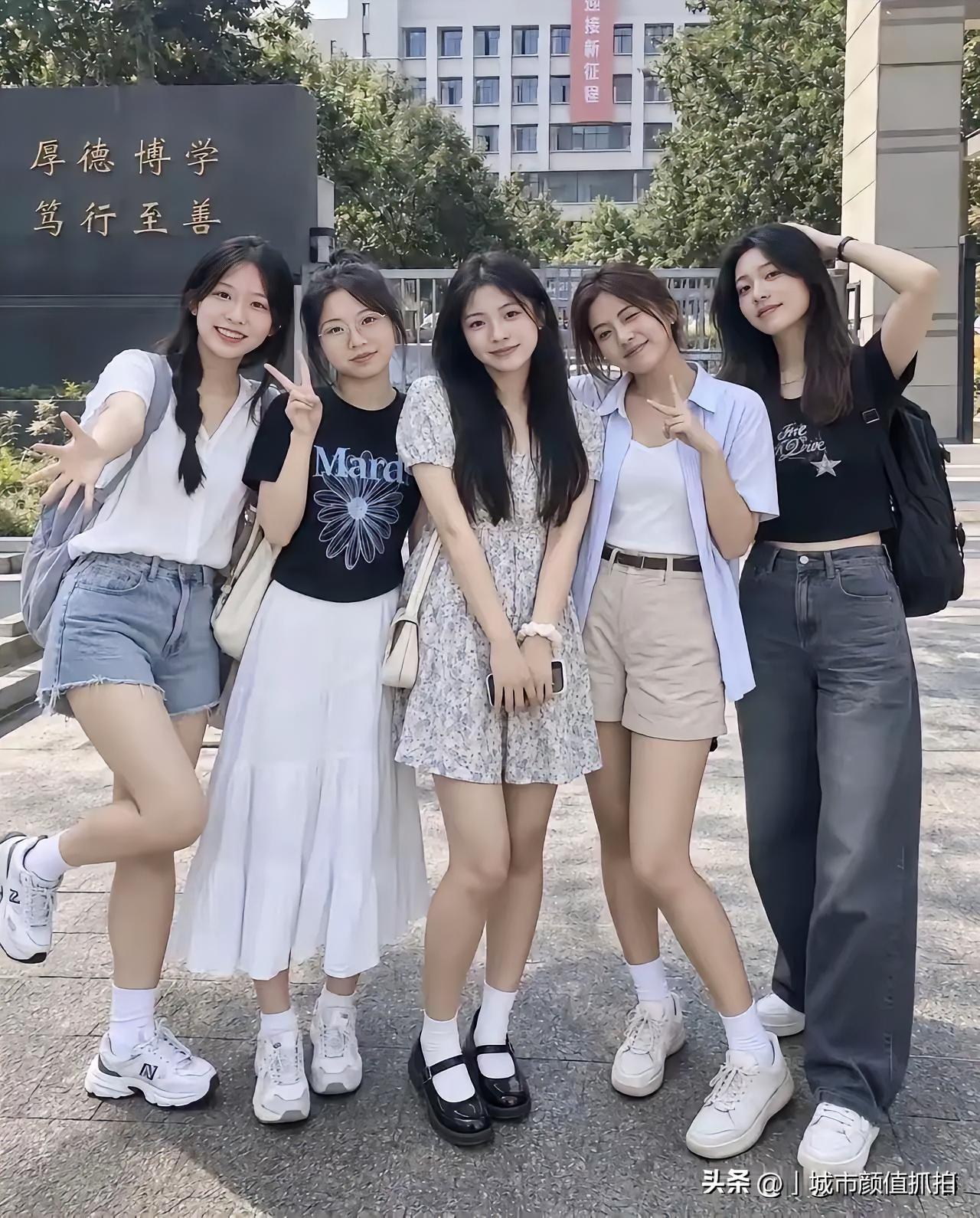 盛夏正午的阳光把校门前的石碑晒得暖融融，五个女生挤在毕业季的风里随性合影。没有刻
