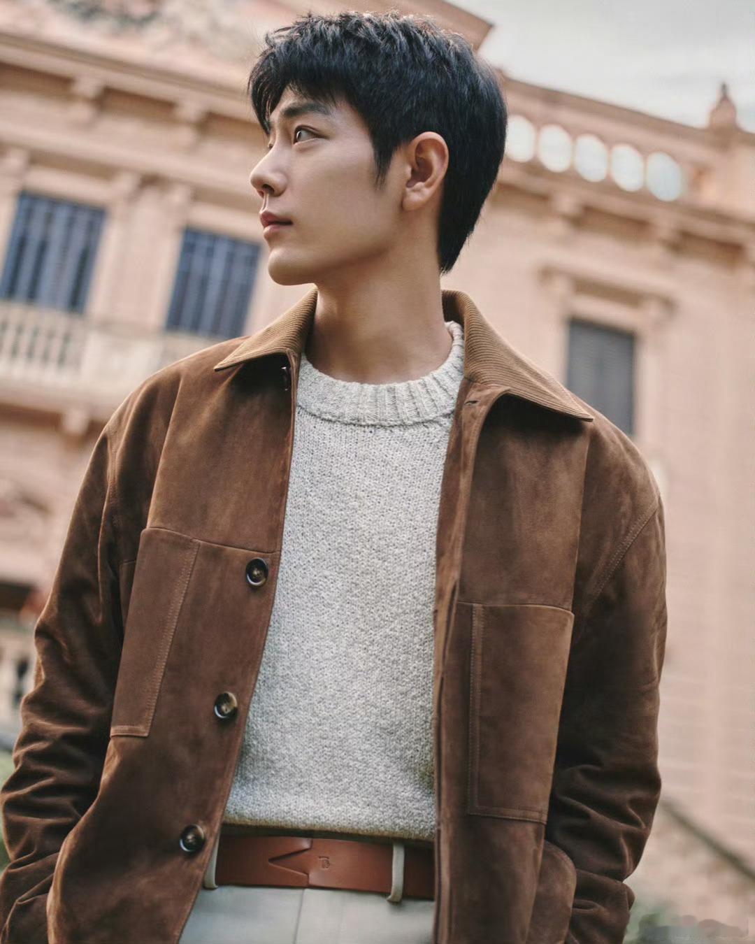 肖战绅士时刻肖战皮革咖色上衣 ​可以 ​​​