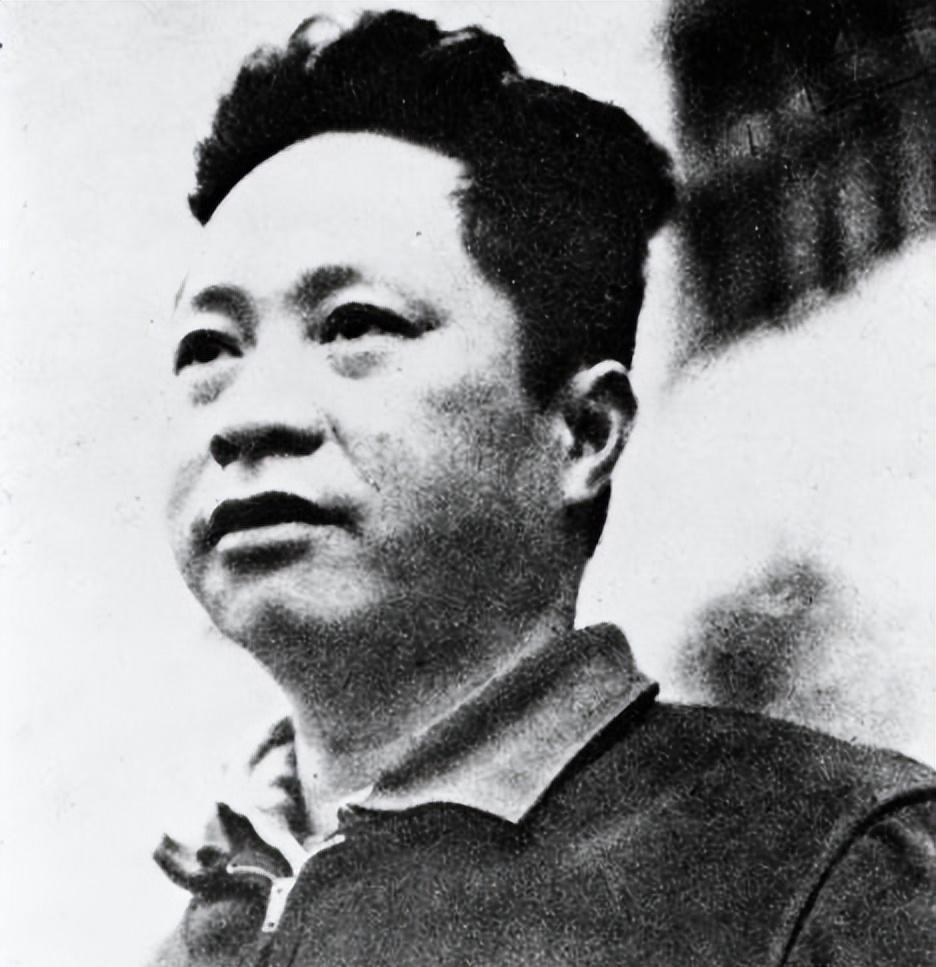 1927年8月4日，行至江西进贤，时任十一军副军长兼第十师师长的蔡廷锴召集军官，