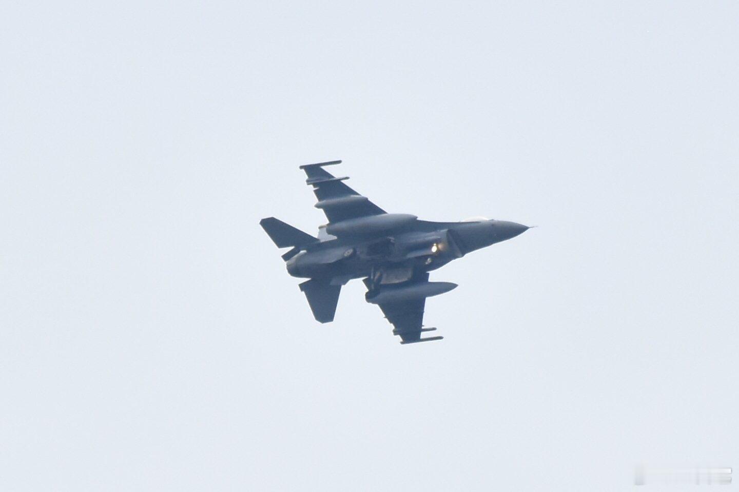 ❗️乌克兰空军：一架乌克兰F-16战斗机夜间执行作战任务时坠毁。飞行员已成功弹射