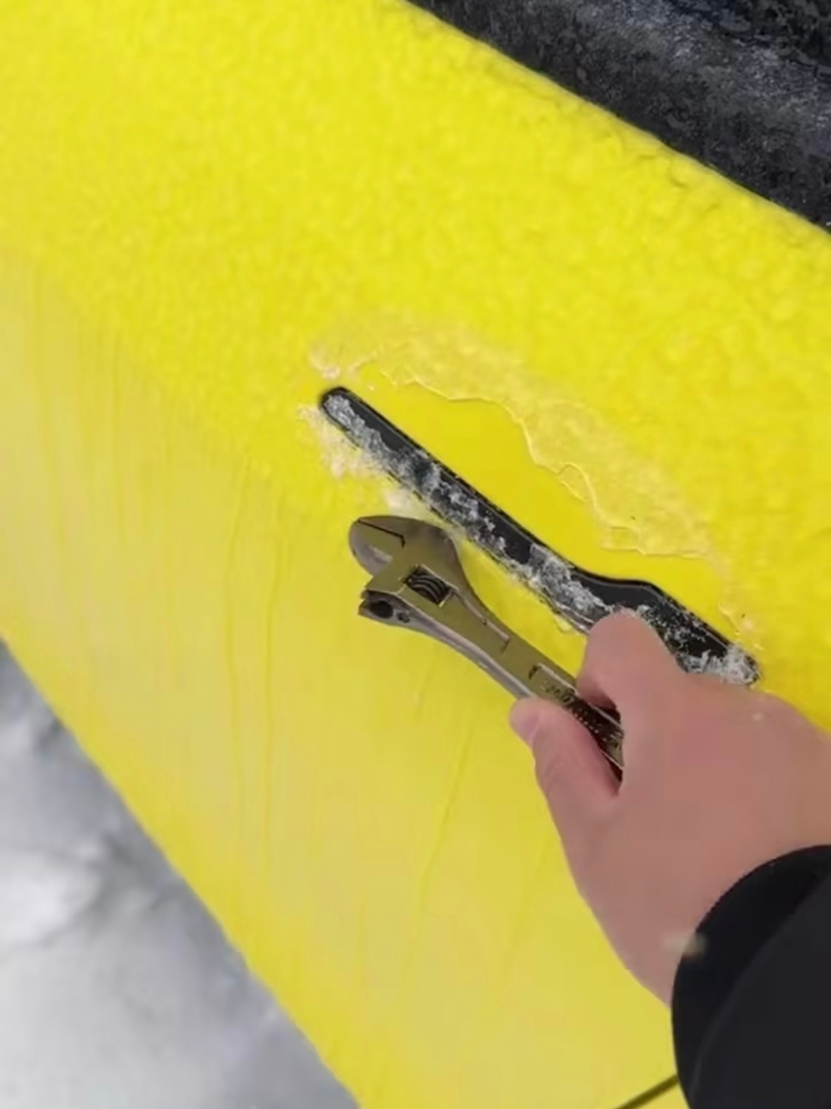 安全至上对汽车隐藏式门把手说不 汽车隐藏式把手会出现低温易冻住、遇水易卡滞，极端