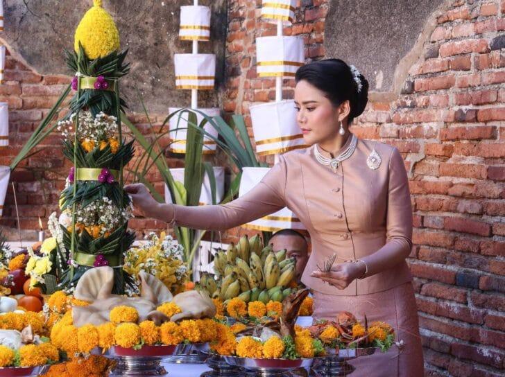 欧拉弄真有手段！在和前男友的亲密照被曝光后，还能代表泰王出席活动，坐拥专属更衣室