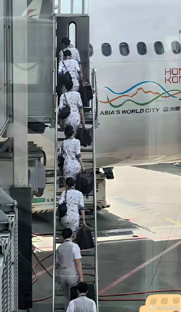 从背后看空姐，各个都是身材很好啊👌