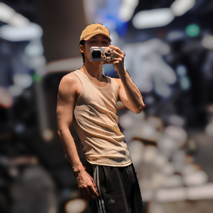 朱正廷背心肌肉线条朱正廷健身房随拍上线，一身简单背心勾勒出流畅紧实的手臂线条。戴