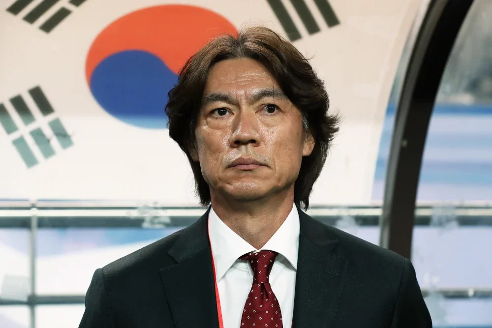 因世界杯主教练任命问题，韩国警方突击搜查足球协会 亚太日报 丹玮 据路...