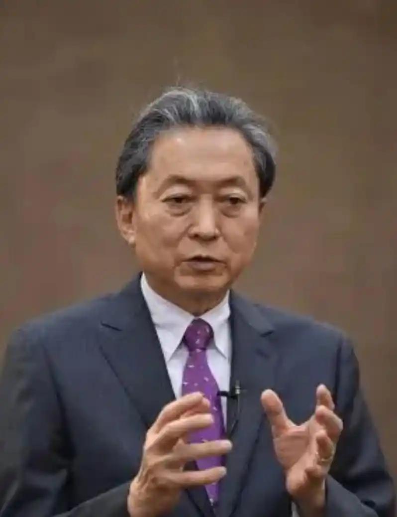 [微风]日本前首相鸠山由纪夫表态，他直接写道：持刀闯使馆，推定意图就是杀害中国大