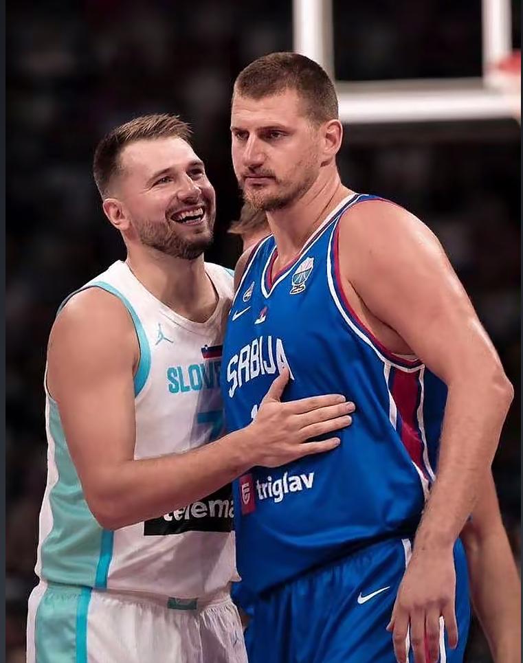 这就是现在球迷不看全明星的原因了，两个联盟门面合砍2分2板2助，球迷是奔着他们去