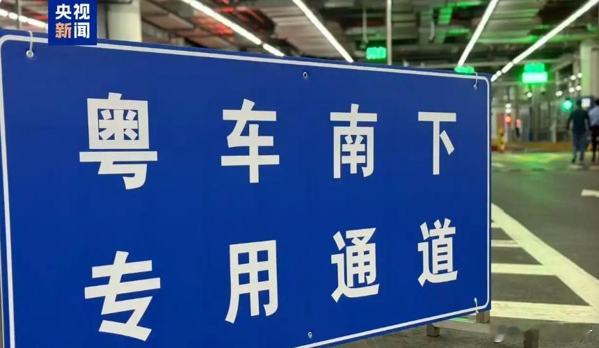 【“”政策落地 首辆车顺利通关】11月15日零时整，在港珠澳大桥珠海公路口岸，“