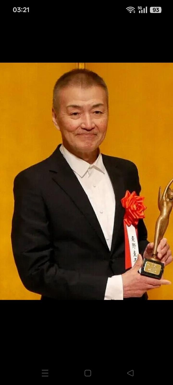 东野圭吾去世，易中天如丧考妣。
日本一个作家走了，
稀松平常。
可是中国文人易中