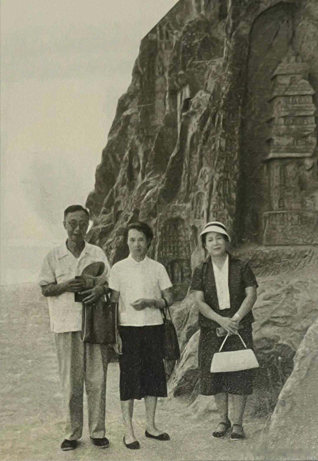 1964年8月22日，洛阳伊水旁伏牛山腰龙门石窟，溥仪夫妇与嵯峨浩 