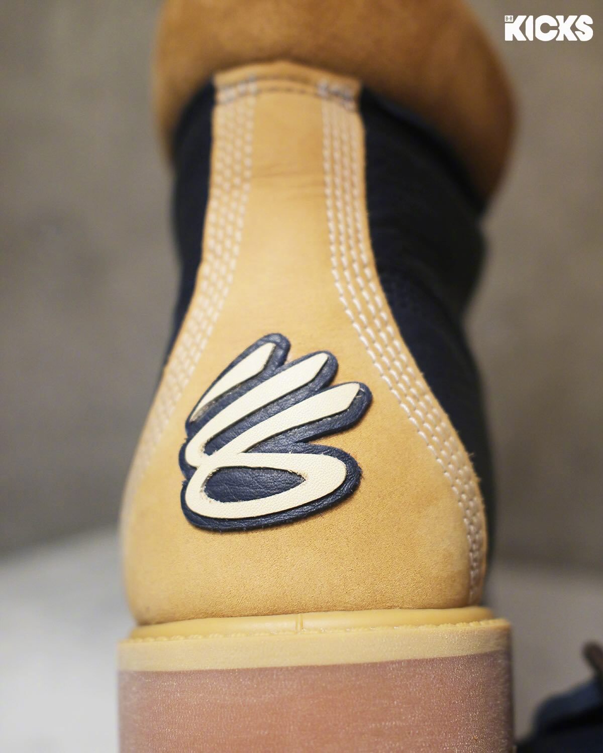BRKicks晒出的今天库里亮相球馆穿着的Timberland靴子，特别之处在于
