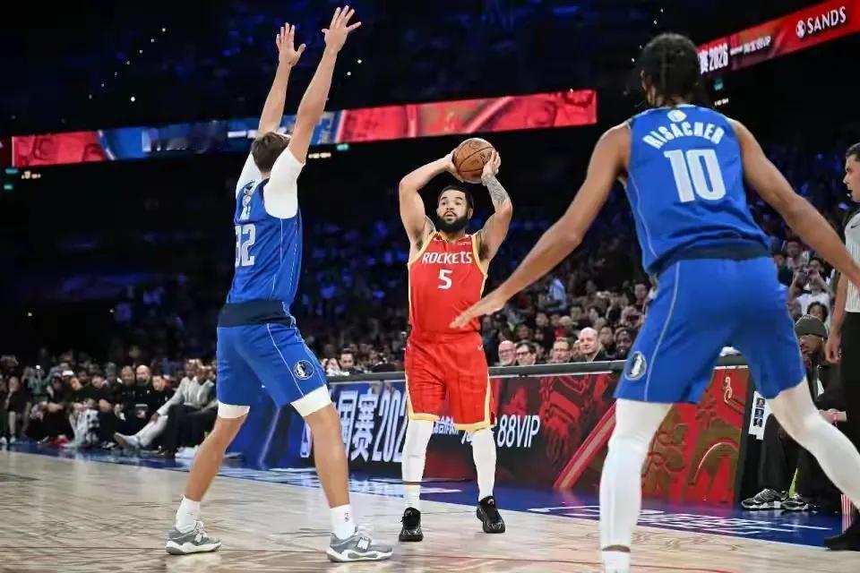 礼尚往来！NBA中国赛圆满收官，火箭、独行侠各拿下一场胜利！
 
本场对决火箭选