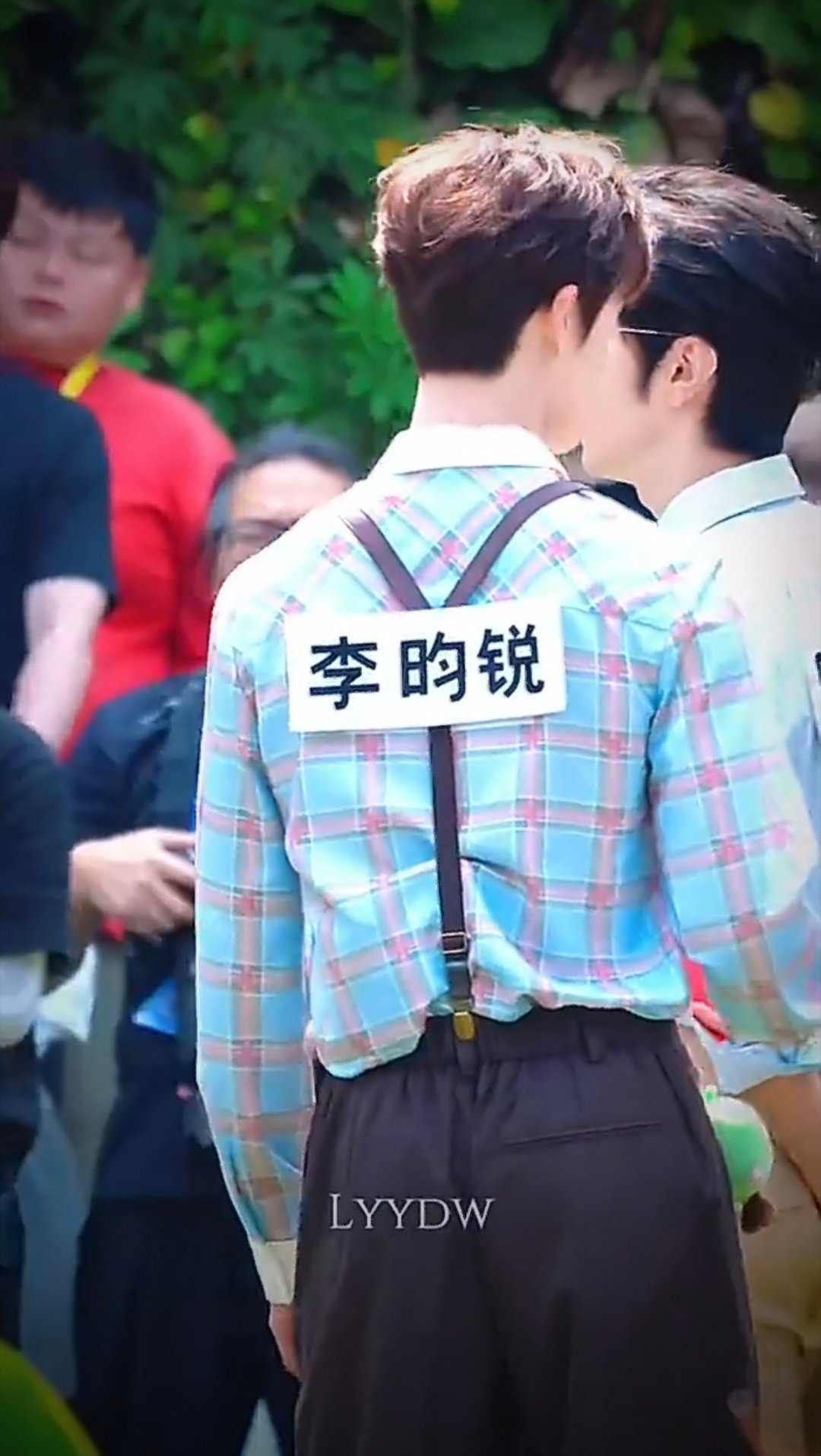 李昀锐格子衬衫背带裤lyr李昀锐出发录跑男 清爽干净的少年感穿搭天花板，简约又高