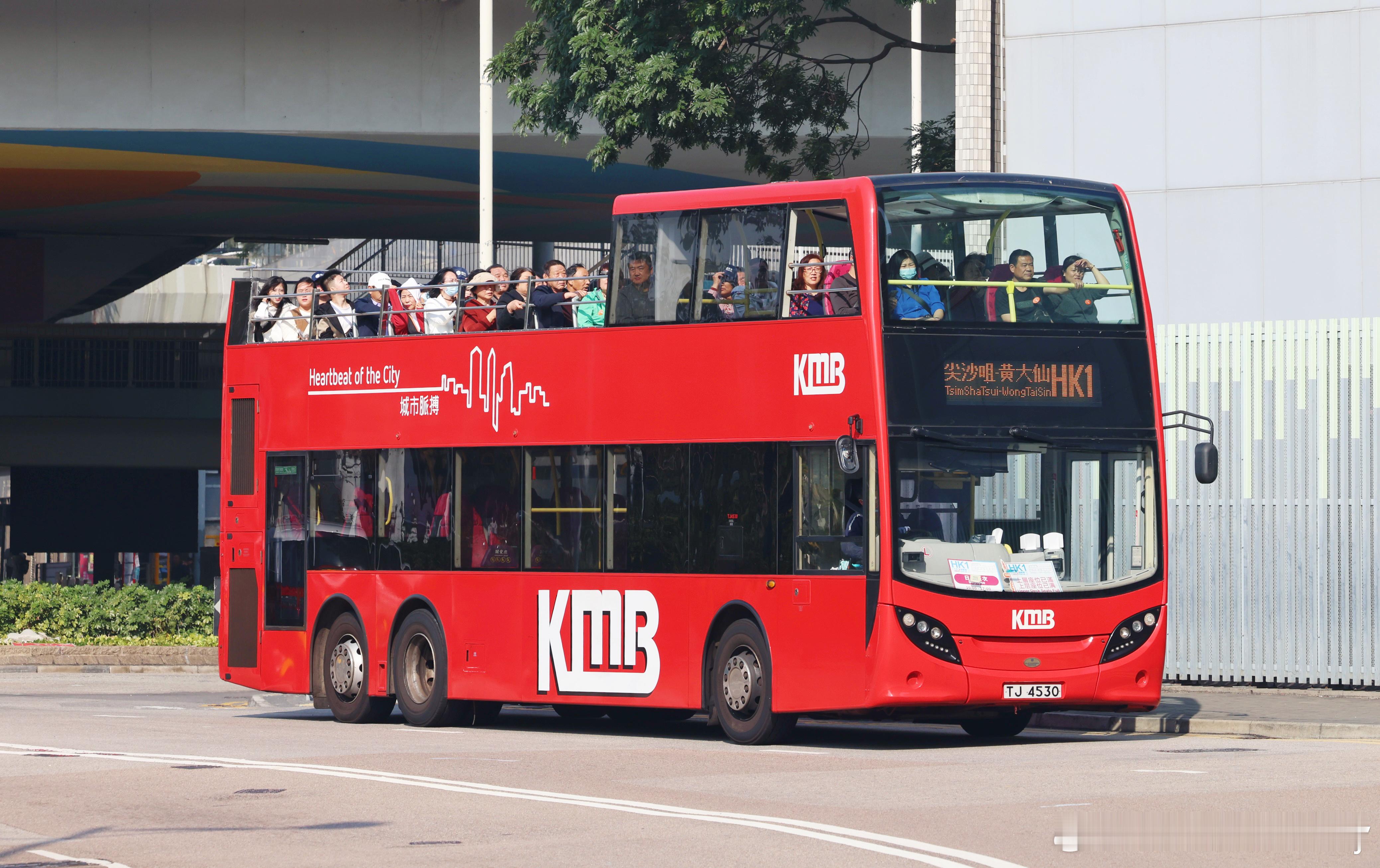 西九文化区·各式各样的开篷观光巴士以及金龙无人小巴还有一台手搓Facelift 