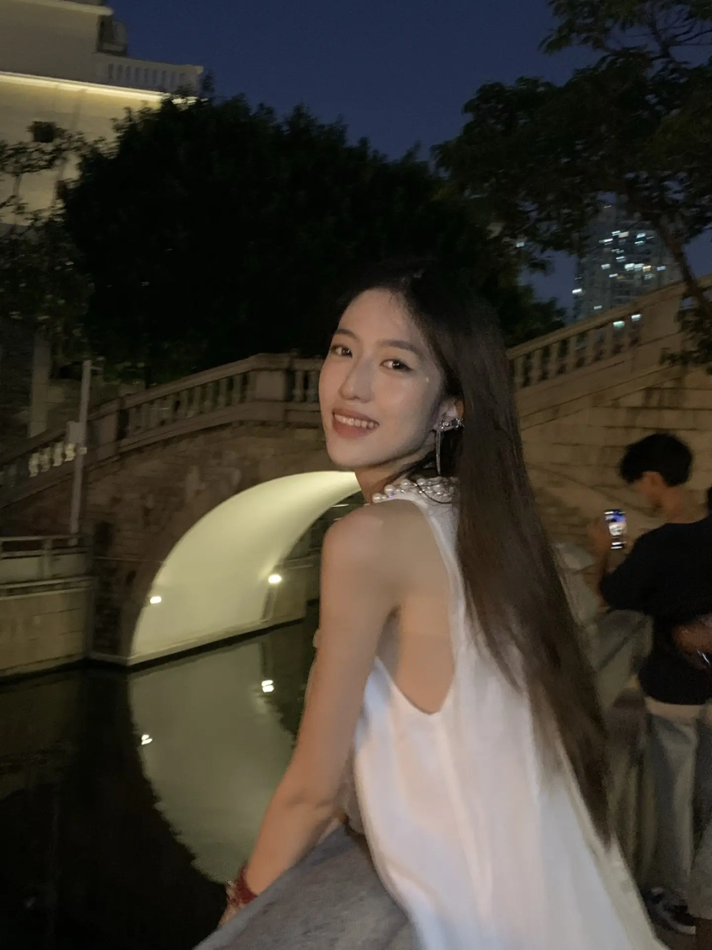 以前不明白 潮湿的月亮是什么意思