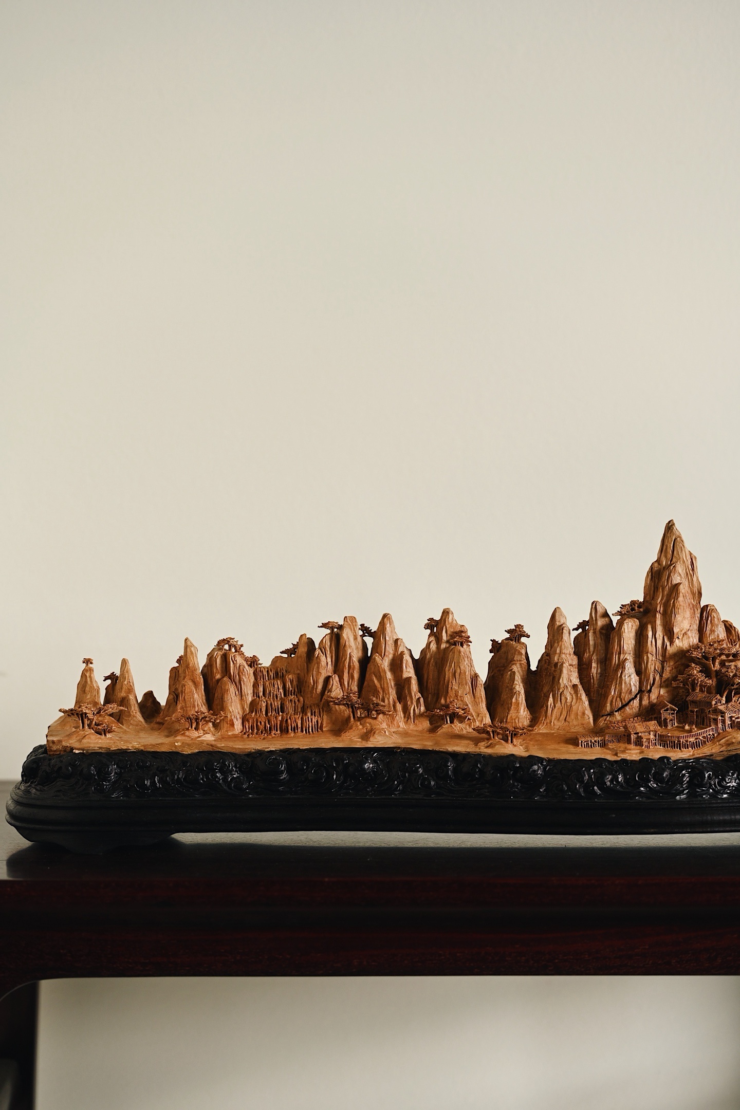老山檀 | 万里云山 摆件整料随形雕琢，画面中层峦叠嶂，奇峰林立，苍松覆崖，山隐