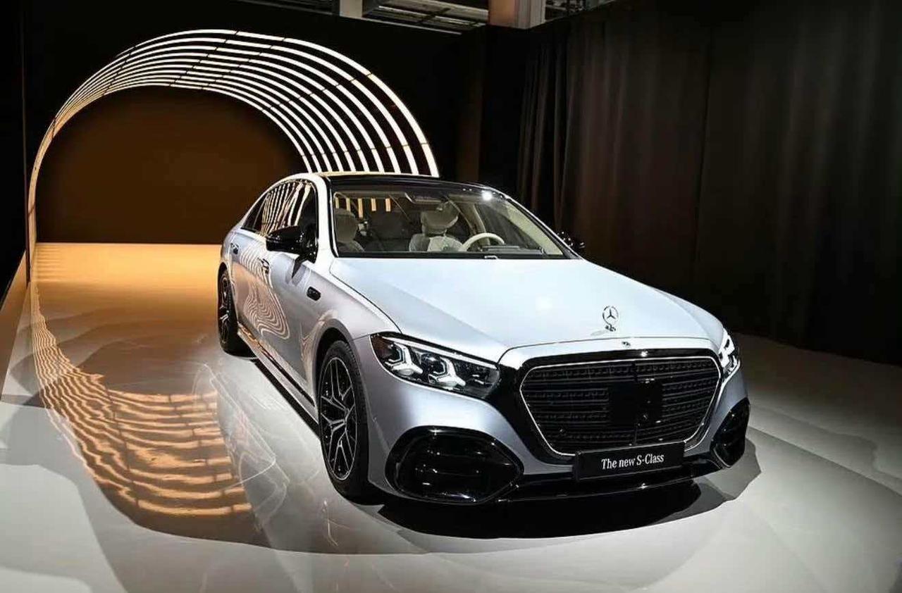奔驰S级终于完成中期改款，这个前脸霸气了很多，独属于S级的气场终于回来了。奔驰S