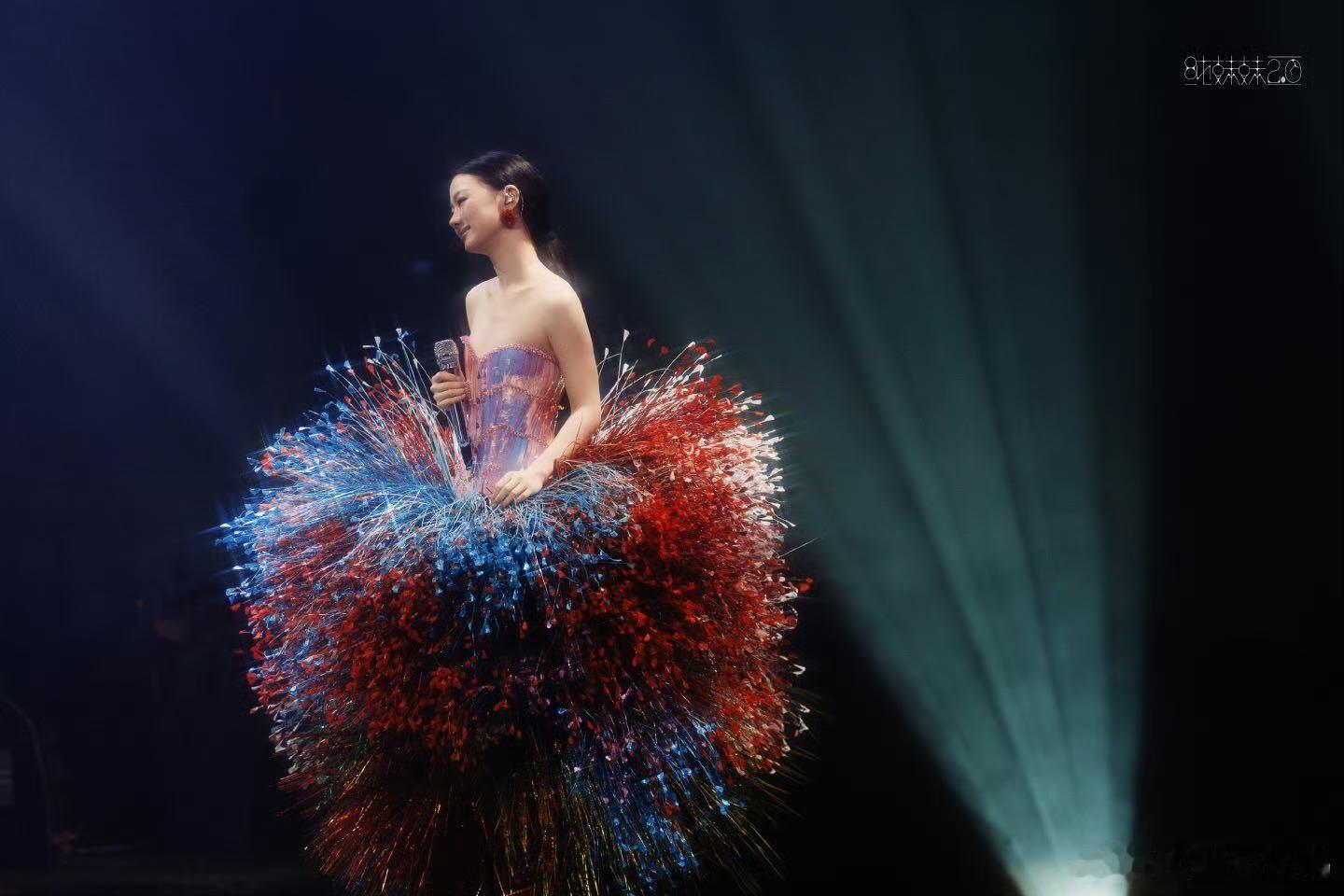 单依纯演唱会说梦回武汉单依纯重回武汉开唱，梦回武汉不仅是感慨，更是一场与初心的重