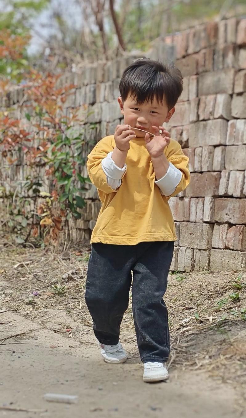 女儿全班倒数第一，
却帮着别人写作业，一次收一块钱
老师打来电话才知道，她花五毛