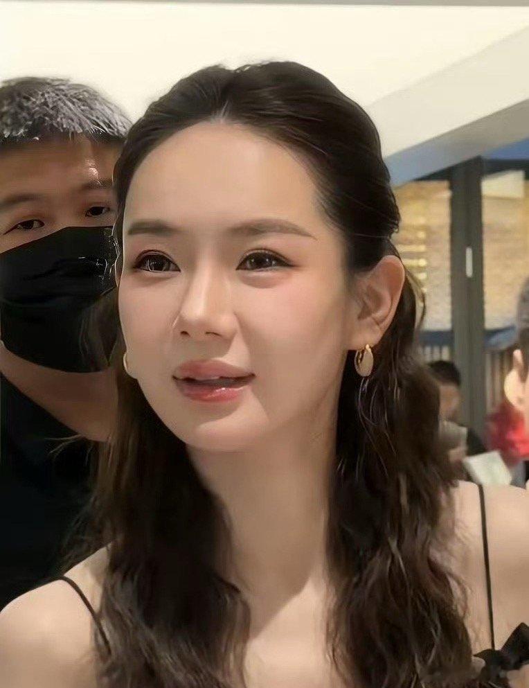 戚薇这面相是又变了吗？感觉不太一样了！ 