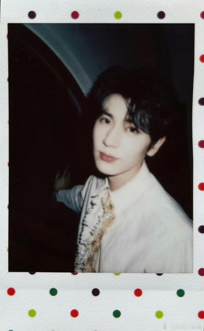 张凌赫平安夜拍立得照 张凌赫平安夜拍立得营业张凌赫平安夜拍立得照 