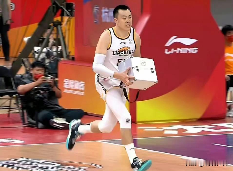 “功夫熊猫”韩德君入职辽宁沈阳三生飞豹篮球俱乐部副总经理，同时兼任一线队领队，已