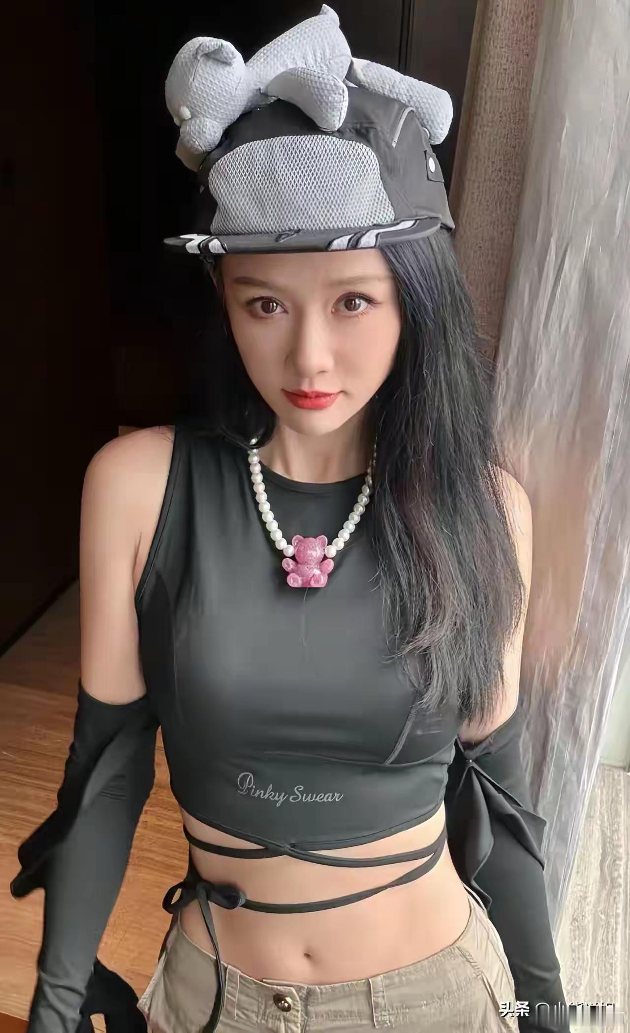 我还挺佩服陈乔恩的。她都46岁了，嫁进了马来西亚的豪门 ，老公Alan家里超有钱