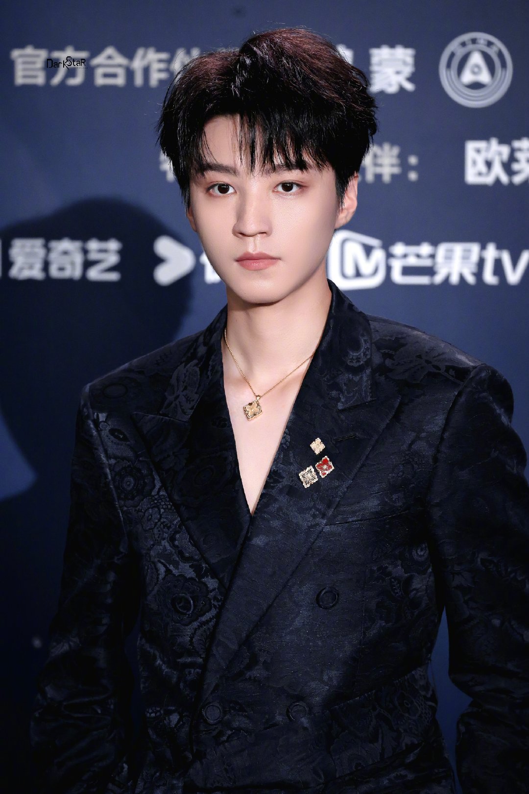 脚步再匆忙也不忘给前辈们问好，王俊凯的礼貌和从容真的藏不住，举手投足间的得体大方