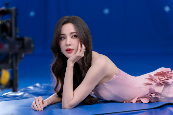 娜扎娜扎花束花絮照娜扎腰间别花长裙 花映佳人更动人，发丝随风轻舞，娜扎优雅又灵动